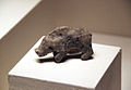 Statuette de terre cuite d'un petit cochon. Hemudu, découvert en 1974. Musée National de Chine