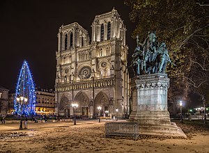 קתדרלת נוטרדאם בפריז בשעת לילה, ופסל קרל הגדול מצד ימין.