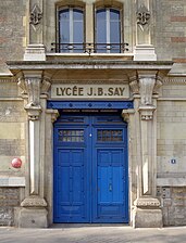 Au no 8, une entrée du lycée Jean-Baptiste-Say.