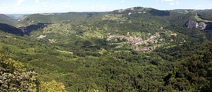 Mouthier-haute-Pierre et la vallée de la Loue depuis le belvédère du Moine.