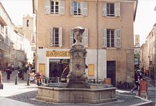Uma fonte na parte antiga da cidade de Aix-en-Provence, França.