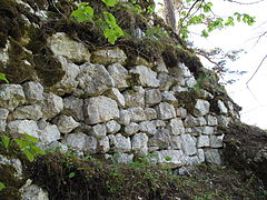 Bild 9: Futtermauerrest vom Fundament des Wohngebäudes am östlichen Rand der Kernburg