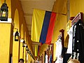 Cartagena de Indiasdagi mustamlaka qurilish koridorida kolumbiya uch rangi.