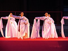 Danse folklorique pour chasser les mauvais esprits. Hi Seoul Festival. 2006