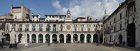 I portici posti lungo il lato est della piazza