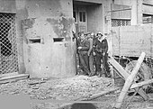 Combatientes de la resistencia del Batallón "Chrobry I" frente a la estación de policía alemana "Nordwache" en el cruce de las calles Chłodna y Żelazna, 3 de agosto de 1944; solo un rebelde tiene un arma.]]