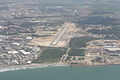 Der Flughafen Haifa 2013 vom Meer aus – noch ohne den neuen Container-Hafen