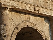 Ingang na afdeling LII (52) van die Colosseum, die Romeinse syfers is steeds sigbaar.