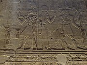 Altägyptische Götter auf einem Wandrelief des Tempels.