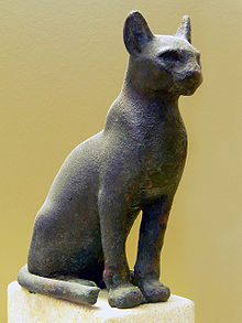 statuette en bronze presque noir d'un chat assis