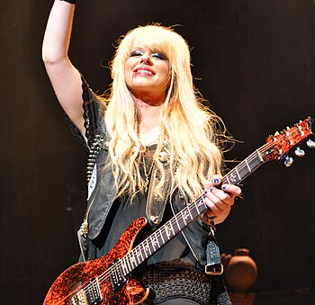 Orianthi Panagaris avec Alice Cooper, en concert à Rennes en 2011..jpg