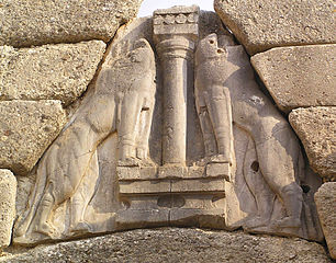 Le bas-relief surmontant la « Porte des Lions » de Mycènes, HR I (vers 1550-1500).