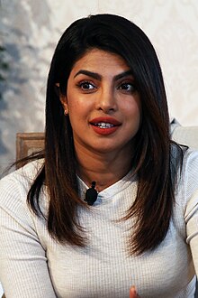 Priyanka Chopra memalingkan muka dari kamera