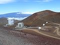 Au pied du Puʻu Poliʻahu, le JCMT et le bâtiment et 3 antennes du SMA.