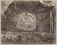 Photo de trois squelettes retrouvés durant les fouilles de 1870.