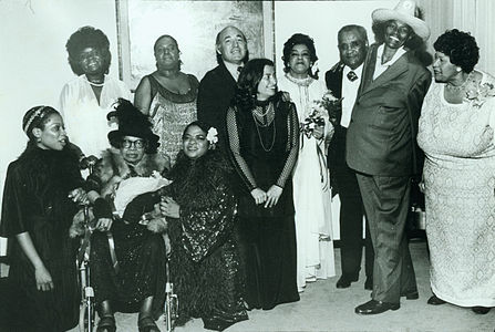 Rosetta Reitz avec les artistes du concert "Blues is a Woman" au Festival de Jazz de Newport; (debout, de gauche à droite): Koko Taylor, Linda Hopkins, George Wein, Rosetta Reitz, Adelaide Hall, Little Brother Montgomery, Big Mama Thornton, Beulah Bryant; (assis, de gauche à droite): Sharon Freeman, Sippie Wallace, Nell Carter