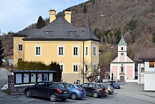 Verwesschloss als Gemeindeamt, Pfarrkirche und Brunnen