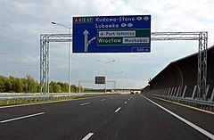 Autostradowa obwodnica Wrocławia 500 m przed węzłem Wrocław Lotnisko. Widok w kier. południowym.