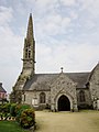 L'église paroissiale Saint-Ergat : clocher et porche.