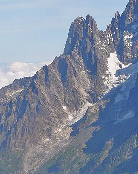 Le glacier de la Charpoua dominé par les Drus.