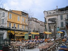 Praça em Arles (Place du Forum).