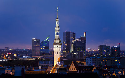 Die raadsaal van die Estniese hoofstad Tallinn in die aandskemer.