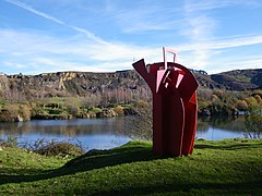 Vista de uno de los pozos. En primer plano la escultura realizada en acero corten por el artista Iñigo Arregi.