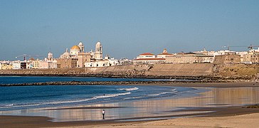 Playa de Sta. Mª del Mar o playita de las mujeres, al fondo el centro histórico