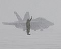 Manœuvre d'arrivée d'un Boeing EA-18G Growler à Misawa Air Base sous une tempête de neige. Janvier 2013.