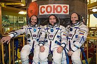 Sojuz TMA-12M:n miehistö alkaen vasemmalta: Swanson, Skvortsov ja Artemjev.