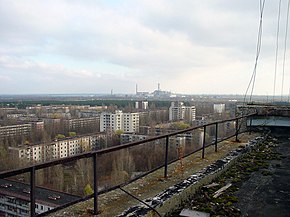 Vedere spre Cernobîl de pe acoperișul unei clădiri din Pripyat.