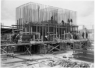 Ouvriers sur l'armature d'acier des pylônes de béton centraux du monument.