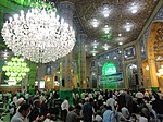 På insidan av moskén med vissa som ber.