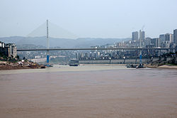 長江との合流点付近に架かる涪陵烏江二橋。右側は涪陵区市街