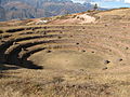 Pitusiray, gezien vanaf de archeologische site Moray (de berg te zien boven het huis)