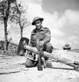 Канадський солдат демонструє трофейний Панцершрек і гранату до нього (1944).