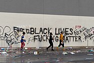Các graffiti "Black Lives Fucking Matter" và "Fuck 12" tại một cửa hàng Target ở Phố Lake, Minneapolis, sáng ngày 28 tháng 5