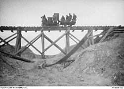 Locotracteur acheminant des soldats australiens sur un pont provisoire à Tincourt