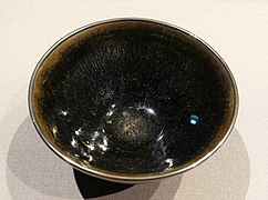 Bol jian (tenmoku) de type « fourrure de lièvre » provenant de Chine, dynastie Song (XIIe siècle). Musée national de Tokyo.