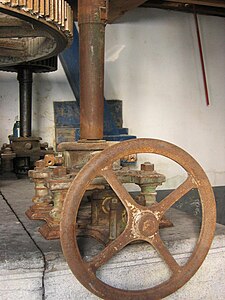 The dipping mechanism adjusts the distance between the two millstones (Gentinnes watermill - Belgium).