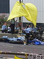 多把依燈柱而建的大黃傘，在警員合力下被拉扯破壞
