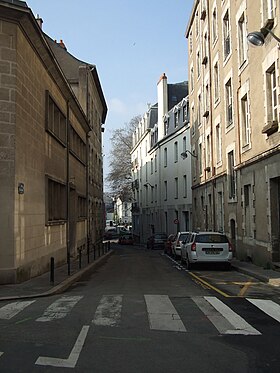 La rue d'Enfer, à gauche le bâtiment des archives municipales.