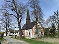 Kirche mit Ausstattung, sowie Kirchhof mit Grabsteinen und Kirchhofsmauer sowie Kriegerdenkmal für die Gefallenen des Ersten Weltkrieges an der Kirche