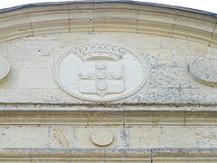 Armes sculptées sur le fronton du château.