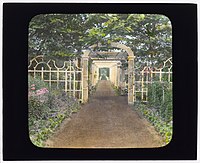 „The Fens,“ Lorenzo Easton Woodhouse house, Huntting Lane, East Hampton, New York. Pergola.