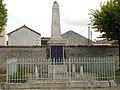 Le monument aux morts placé à côté de l'église.