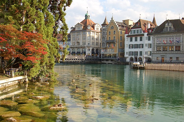 Река Рёйс в старой части города Люцерн (Швейцария)