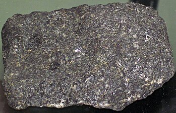 Gabbro fra Pigeon Point, Minnesota, med lys plagioklas, blåviolet pyroxen og grøn olivin