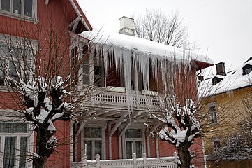 Stalactites de glace accrochées au rebord d'un toit (Oslo - Norvège).