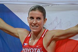 Zuzana Hejnová viert haar overwinning tijdens de WK van 2015 in Peking.